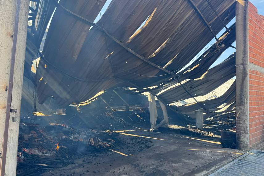 Incêndio atinge fábrica de móveis em Água Branca e é contido pelos bombeiros Incêndio atinge fábrica de móveis em Água Branca e é contido pelos bombeiros