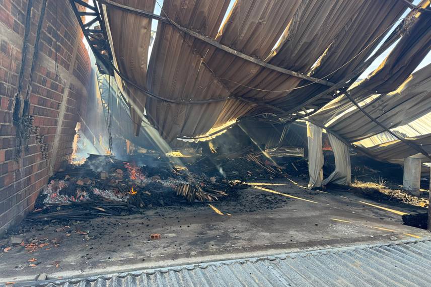 Incêndio atinge fábrica de móveis em Água Branca e é contido pelos bombeiros Incêndio atinge fábrica de móveis em Água Branca e é contido pelos bombeiros