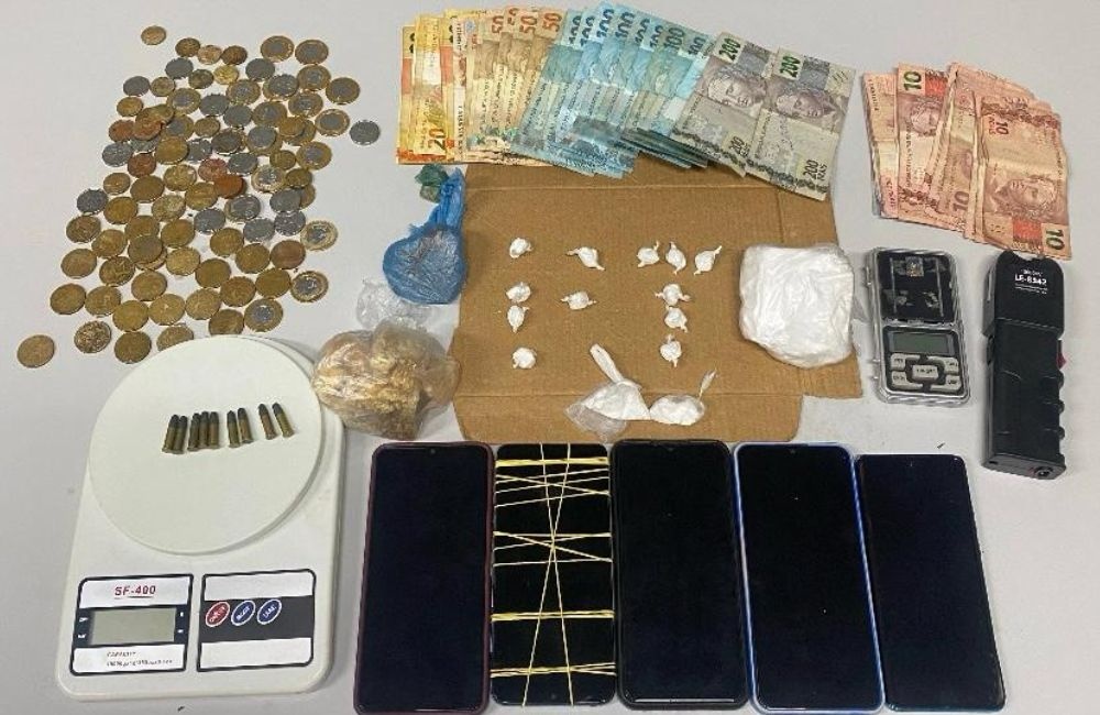 Itens apreendidos com trio de criminosos em Valença