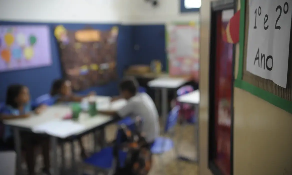Mais de 300 mil crianças brasileiras voltaram para a escola em 8 anos, diz Unicef