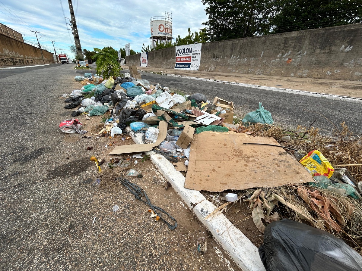 Moradores denunciam lixo acumulado há dois meses no bairro Tabuleta, em Teresina