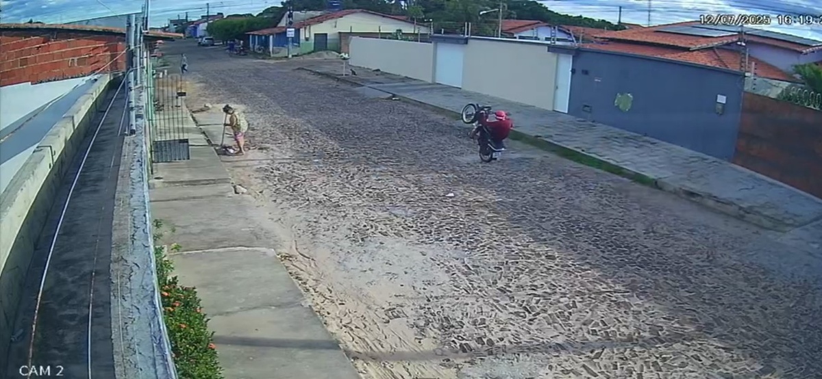 Motociclista realiza o 'grau' e causa acidente em cruzamento de Parnaíba