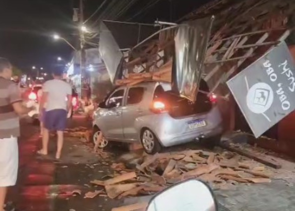 Motorista perde controle de carro e destrói fachada de restaurante em Teresina
