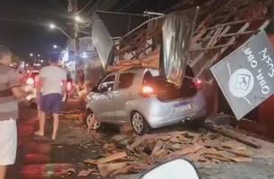 Motorista perde controle de carro e destrói fachada de restaurante em Teresina (Foto: Reprodução)