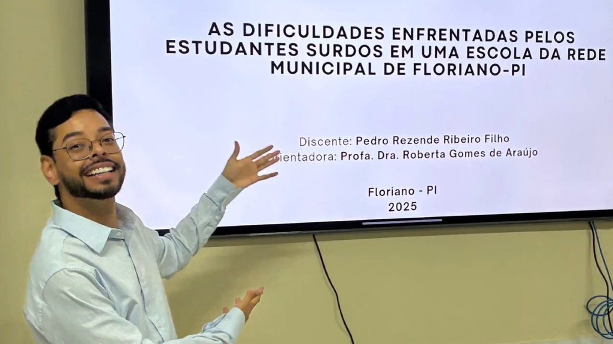 Pedro após apresentação e aprovação de seu TCC