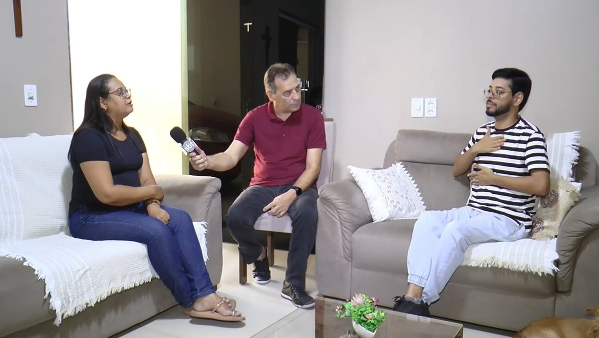 Pedro concedendo entrevista à TV Conecta