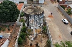 População denuncia caixa d’água abandonada há 36 anos em Anísio de Abreu (Foto: Conecta Piauí)