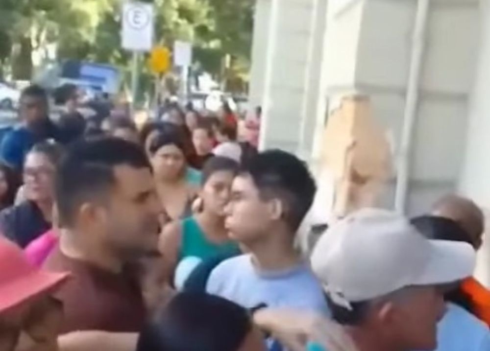 População protesta na Prefeitura de Teresina contra lista do Minha Casa Minha Vida