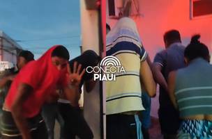 Presos em operação fazem sinal de facção ao chegar na Central de Flagrantes em THE (Foto: Repórter 12/Conecta Piauí)