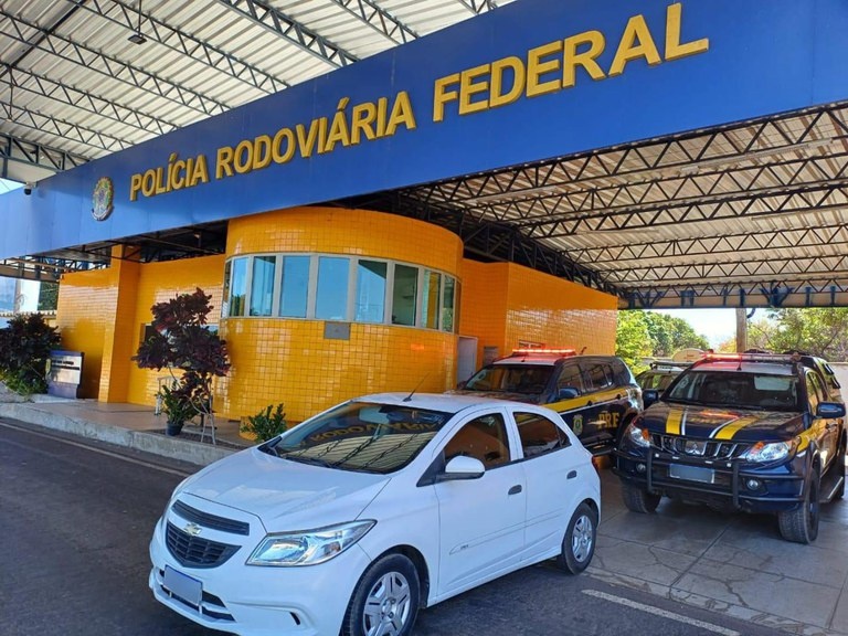 PRF recupera veículo roubado com sinais de adulteração na BR-230, em Floriano