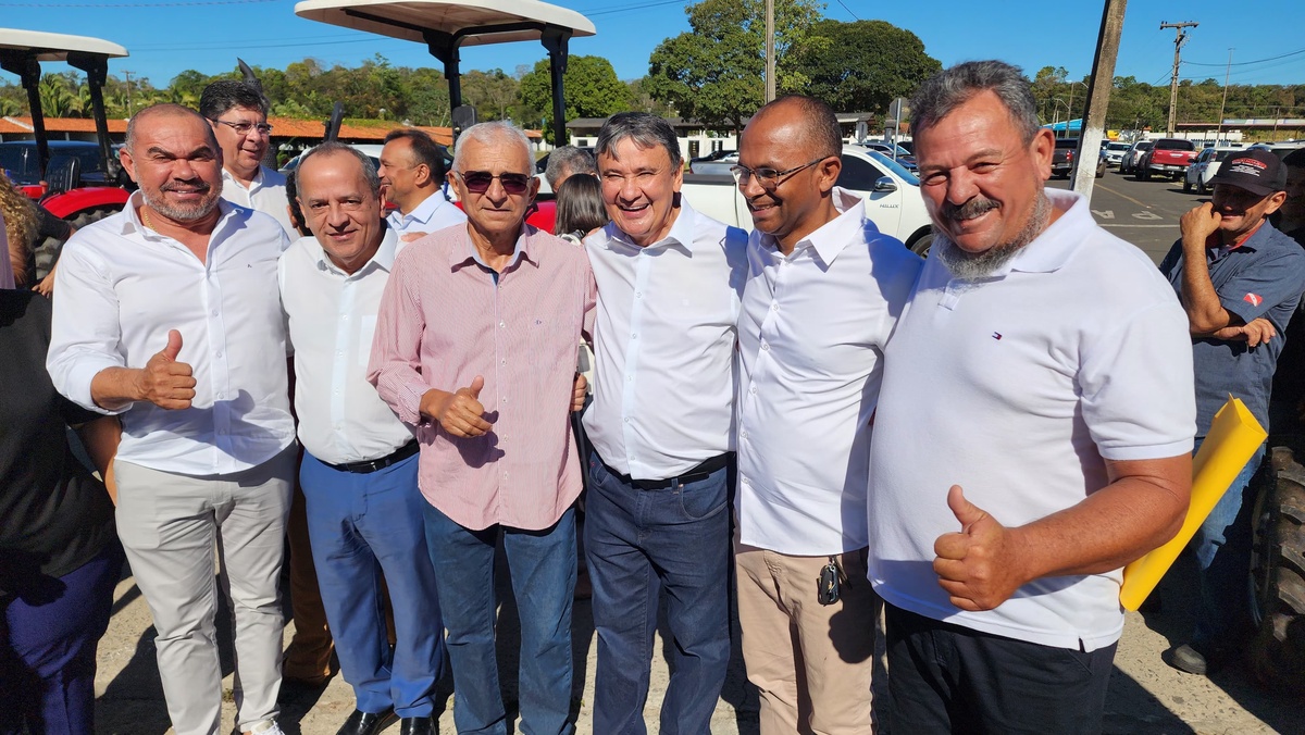 Ribeiro Gonçalves recebe trator em ação de apoio à agricultura familiar