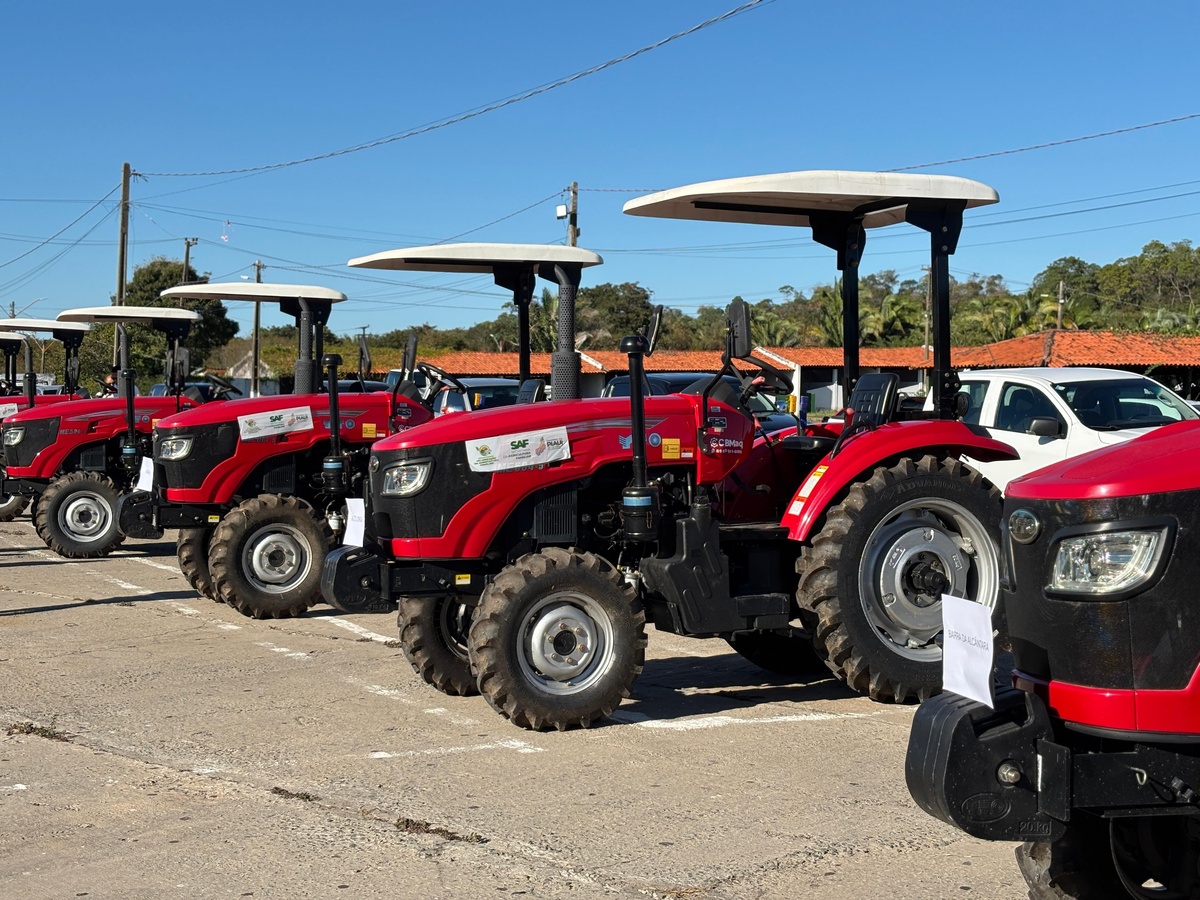 SAF entrega tratores e kits de irrigação para a agricultura familiar