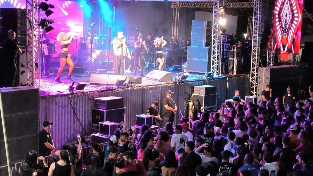 Urufolia 2025: primeira noite reúne multidão em Uruçuí ao som de Léo Santana