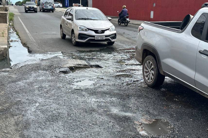 Via esburacada causa transtornos a motoristas no bairro Três Andares, em Teresina Via esburacada causa transtornos a motoristas no bairro Três Andares, em Teresina