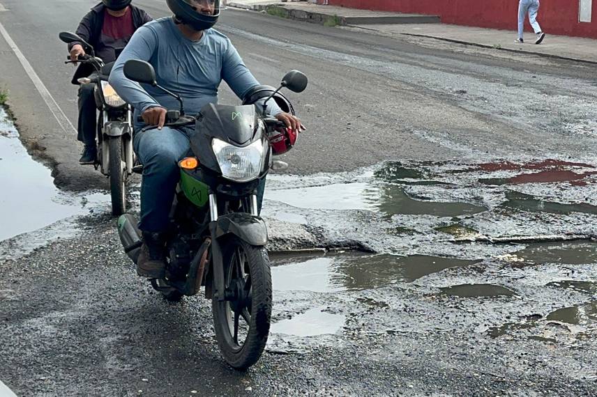 Via esburacada causa transtornos a motoristas no bairro Três Andares, em Teresina Via esburacada causa transtornos a motoristas no bairro Três Andares, em Teresina