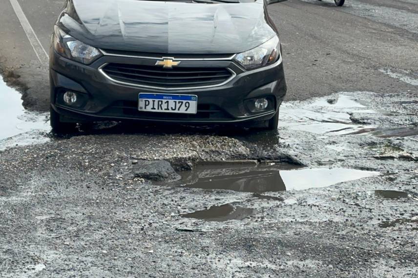 Via esburacada causa transtornos a motoristas no bairro Três Andares, em Teresina Via esburacada causa transtornos a motoristas no bairro Três Andares, em Teresina