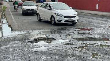 Via esburacada causa transtornos a motoristas no bairro Três Andares, em Teresina (Foto: Conecta Piauí)