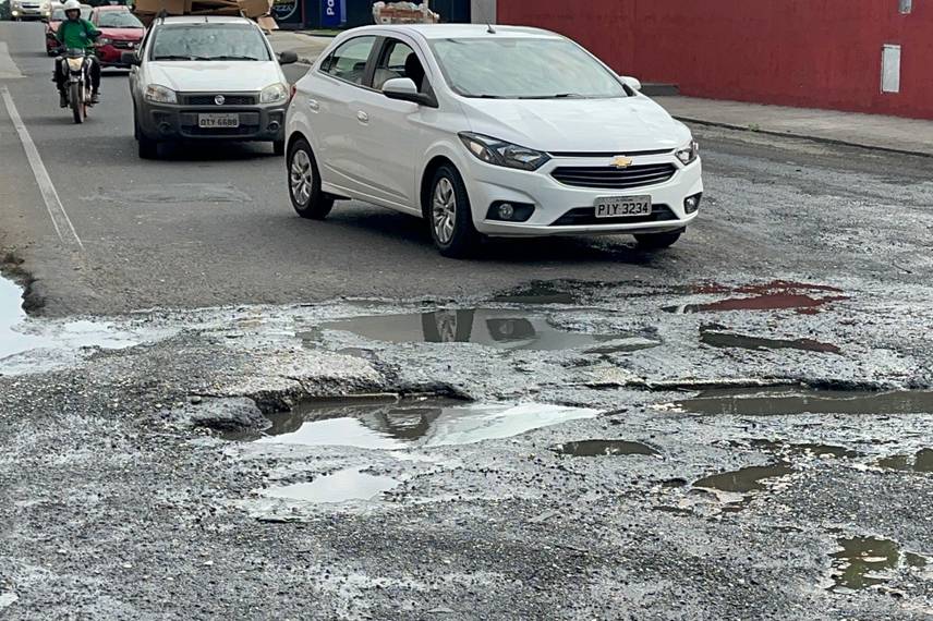 Via esburacada causa transtornos a motoristas no bairro Três Andares, em Teresina Via esburacada causa transtornos a motoristas no bairro Três Andares, em Teresina