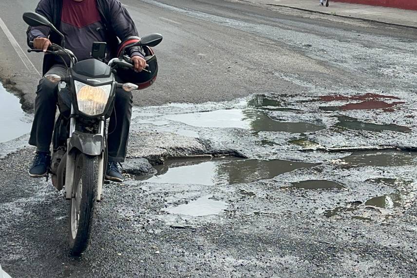 Via esburacada causa transtornos a motoristas no bairro Três Andares, em Teresina Via esburacada causa transtornos a motoristas no bairro Três Andares, em Teresina