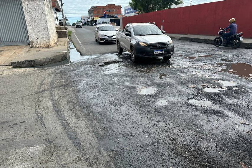 Via esburacada causa transtornos a motoristas no bairro Três Andares, em Teresina Via esburacada causa transtornos a motoristas no bairro Três Andares, em Teresina