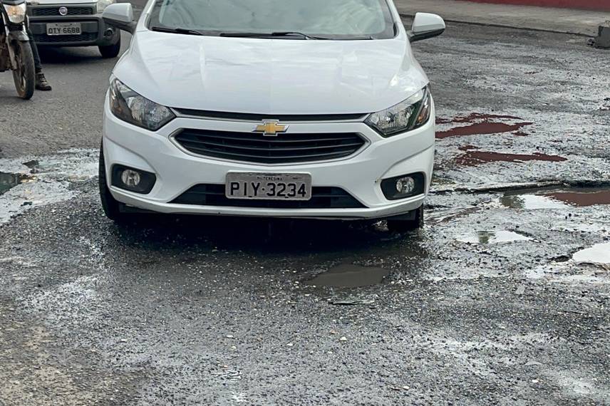 Via esburacada causa transtornos a motoristas no bairro Três Andares, em Teresina Via esburacada causa transtornos a motoristas no bairro Três Andares, em Teresina