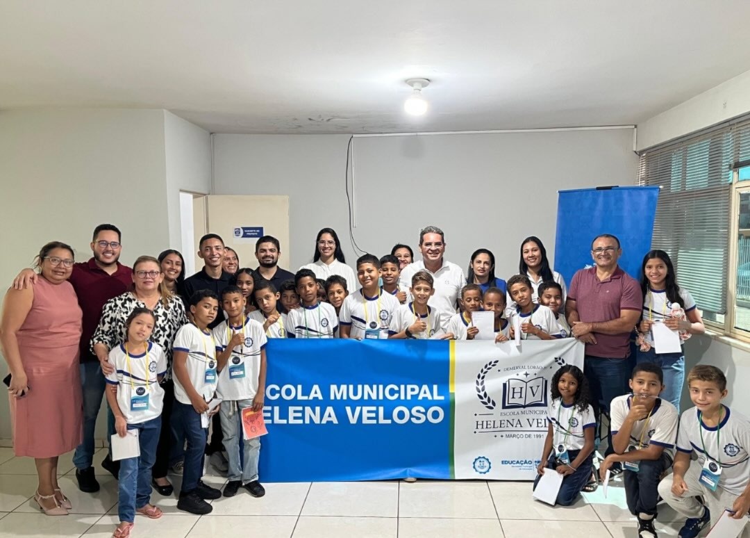 Alunos da rede municipal de ensino de Demerval Lobão realizam visita na prefeitura
