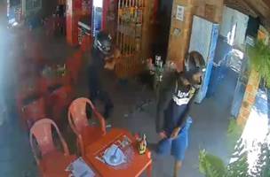 Bandidos roubam clientes e ameaçam dona do 'Boteco da Leoa' na BR-343, em Teresina (Foto: Reprodução)