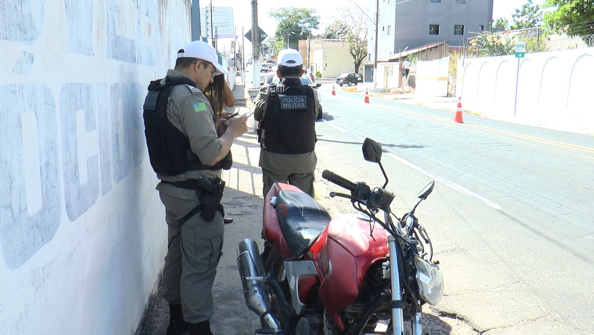 Blitz de trânsito flagra irregularidades e apreende moto adulterada em Floriano