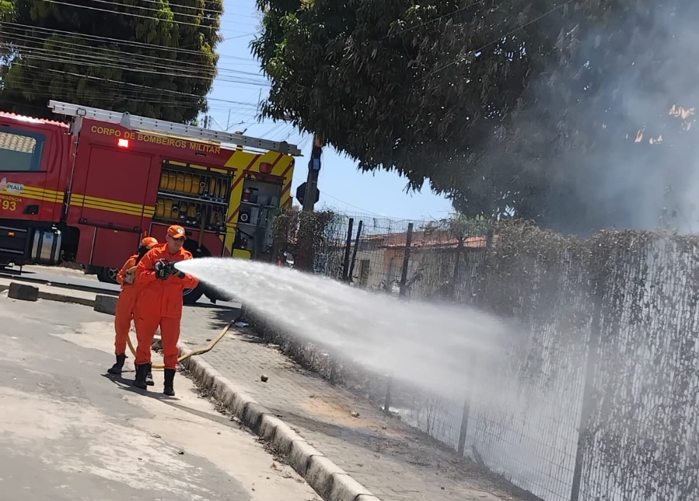 Bombeiros combatem incêndio em vegetação no Dirceu, zona Sudeste de Teresina