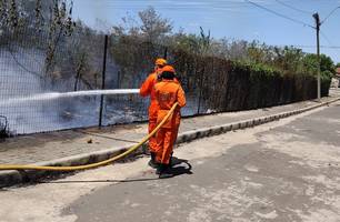 Bombeiros combatem incêndio em vegetação no Dirceu, zona Sudeste de Teresina (Foto: Divulgação/Ascom SSP-PI)