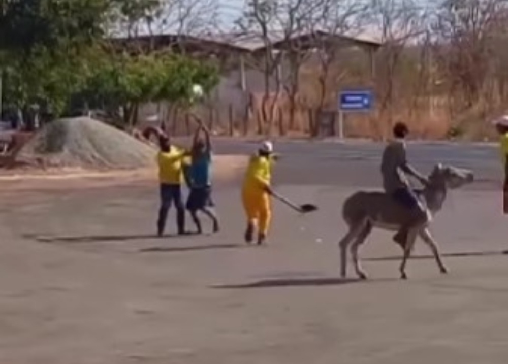 Briga inusitada entre gari e jovem chama atenção de populares em Gilbués