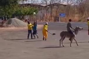 Briga inusitada entre gari e jovem chama atenção de populares em Gilbués (Foto: Reprodução)