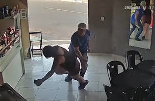 Câmera de segurança flagra homem agredindo mulher com soco em Coronel José Dias (Foto: Reprodução)