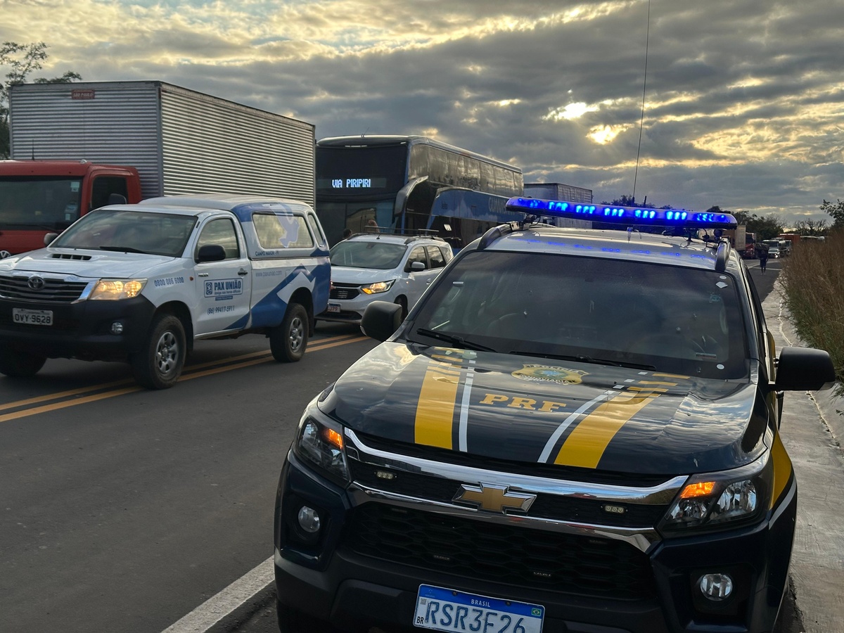 Caminhão com equipamentos de show tomba e fecha a BR-343, em Altos