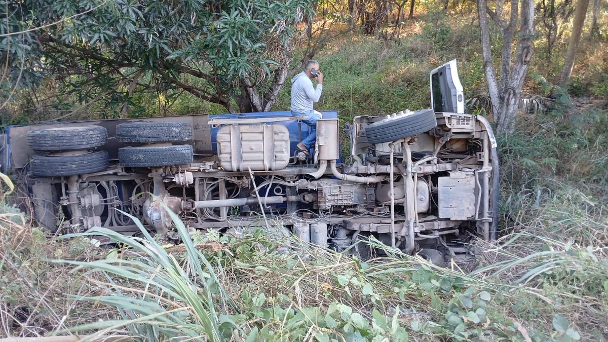 Caminhão tomba após colidir contra poste na zona Leste de Teresina