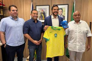 Deputado Evaldo Gomes anuncia troféu da Série B com nome de Washington Bandeira (Foto: Reprodução/Ascom)
