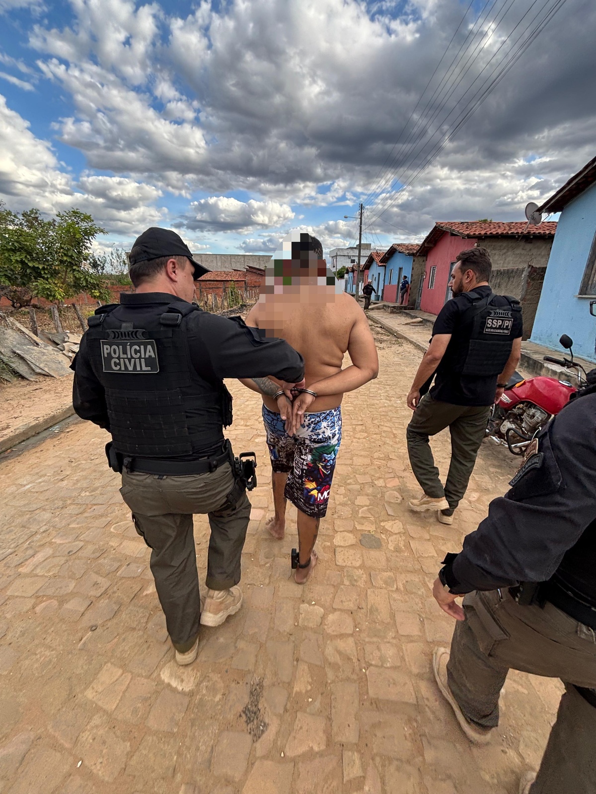 Dupla é presa suspeita de tráfico de drogas em Jardim do Mulato e Regeneração