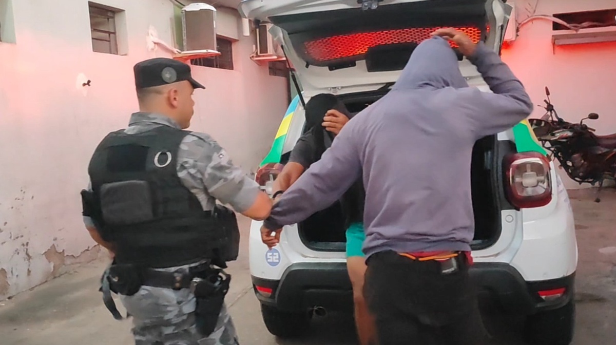 Dupla tenta se livrar de celular roubado mas PM vê e apreende os dois em Teresina