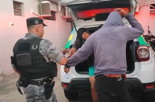 Dupla tenta se livrar de celular roubado mas PM vê e apreende os dois em Teresina (Foto: Repórter 12/Conecta Piauí)