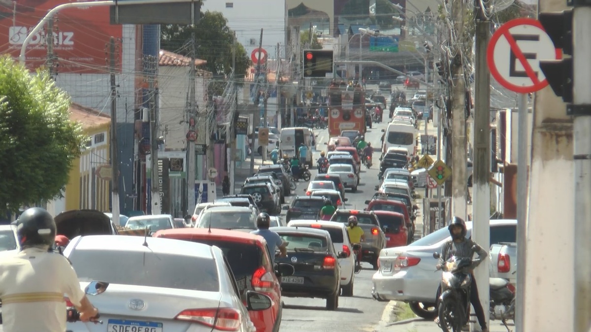 Falta de estacionamentos desafia mobilidade urbana em Floriano, no Sul do Piauí