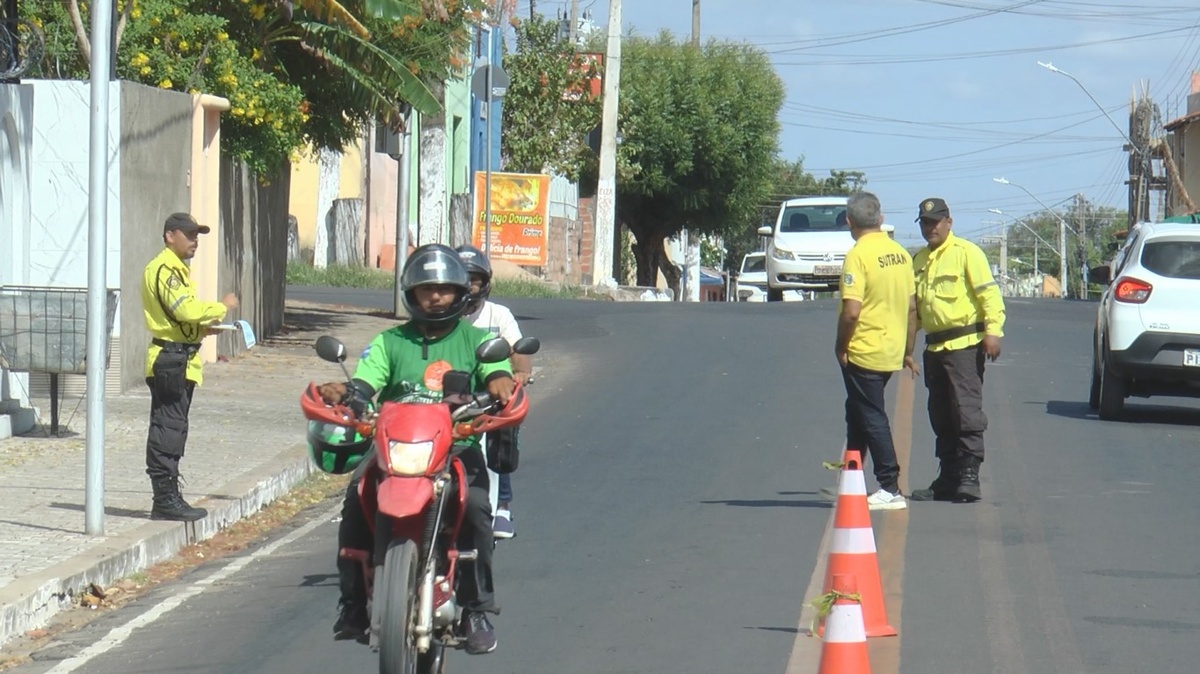 Falta de estacionamentos desafia mobilidade urbana em Floriano, no Sul do Piauí