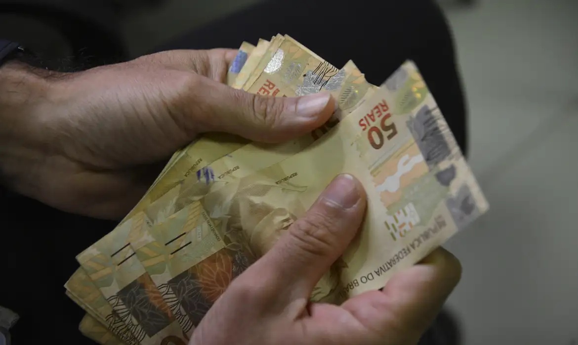 Governo projeta salário mínimo de R$ 1.631 para 2026