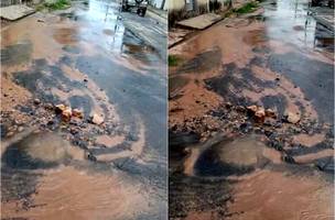 Grande vazamento de água revolta população na zona Norte de Teresina (Foto: Reprodução)