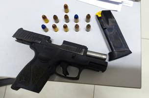 Homem é preso com pistola municiada em frente ao fórum de Demerval Lobão (Foto: Divulgação/PMPI)