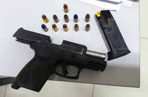 Homem é preso com pistola municiada em frente ao fórum de Demerval Lobão (Foto: Divulgação/PMPI)