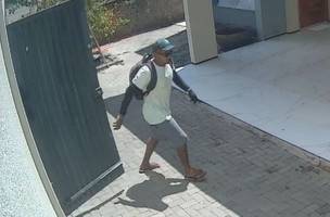 Homem tenta invadir casa no bairro Gurupi e é flagrado por câmera de segurança (Foto: Reprodução/Redes sociais)