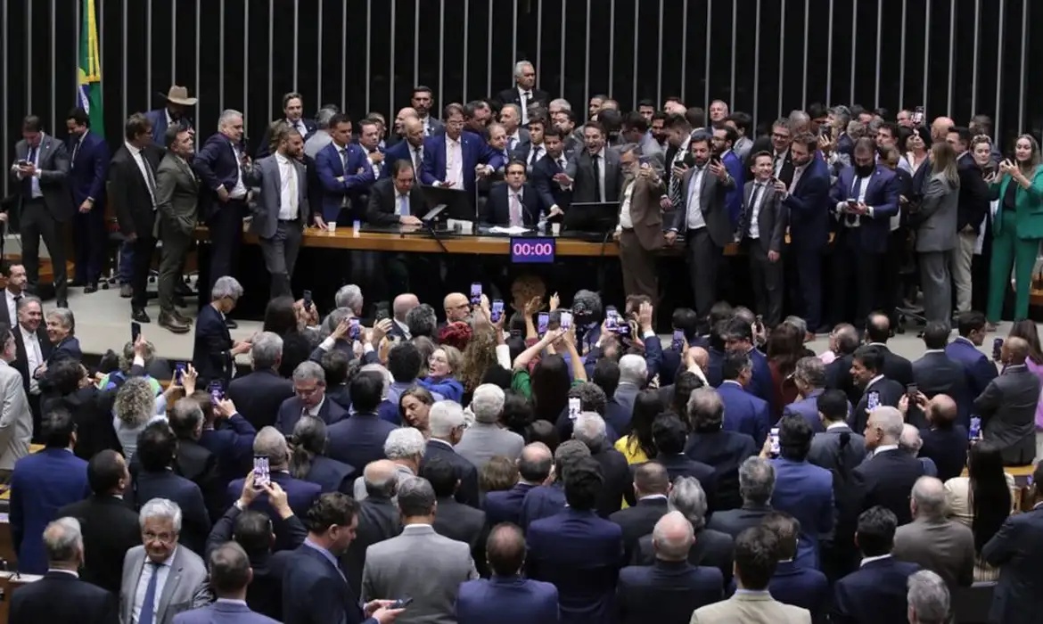 Hugo Motta abre sessão após horas de protestos de prlamentares da oposição