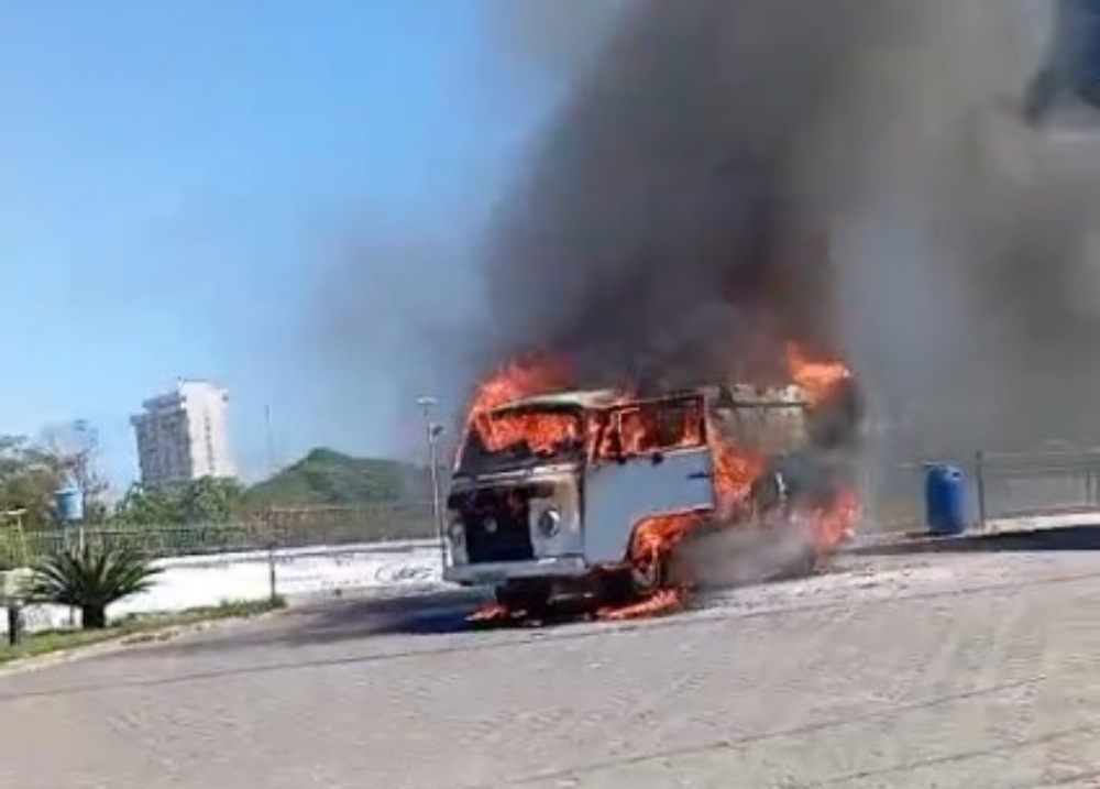 Kombi pega fogo próximo a posto de combustíveis na zona Leste de Teresina