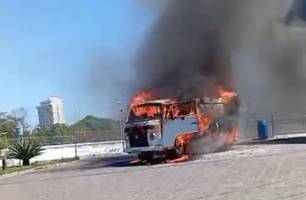Kombi pega fogo próximo a posto de combustíveis na zona Leste de Teresina (Foto: Reprodução)