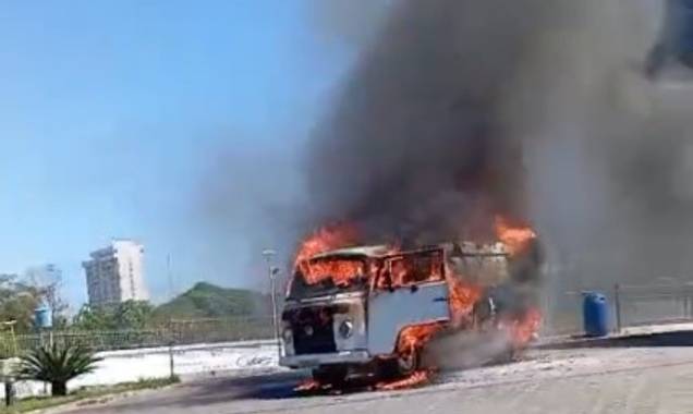 Kombi pega fogo próximo a posto de combustíveis na zona Leste de Teresina